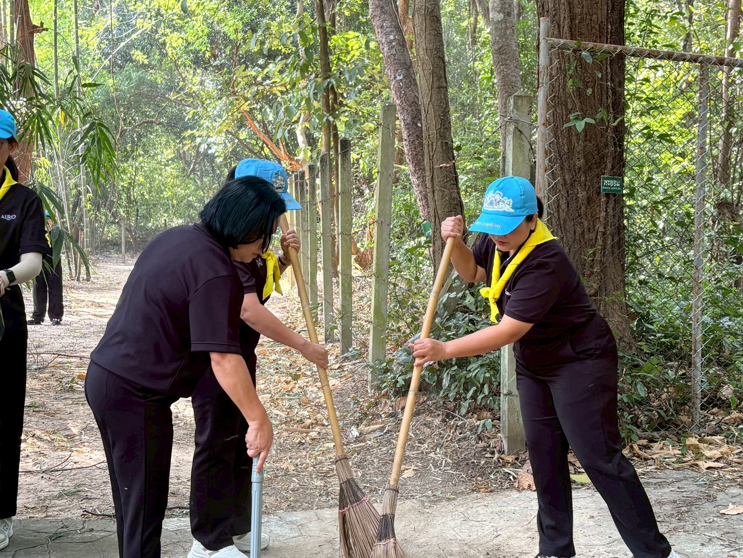 title - ส.ป.ก.ยโสธร ร่วมกิจกรรมจิตอาสาพัฒนา เพื่อถวายเป็นพระราชกุศล น้อมสำนึกในพระมหากรุณาธิคุณ สมเด็จพระนางเจ้าสิริกิติ์  พระบรมราชินีนาถ พระบรมราชชนนีพันปีหลวง